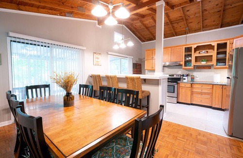 Townville House | Waterfront cottage with dock on Lake Hartwell