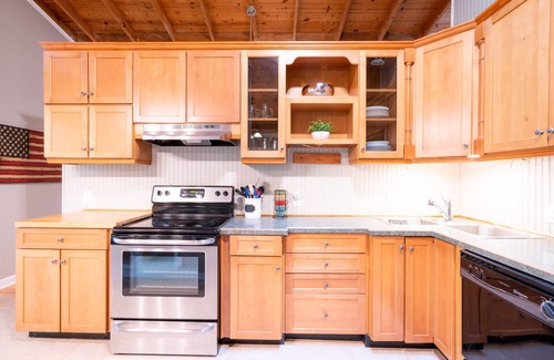 Townville House | Waterfront cottage with dock on Lake Hartwell