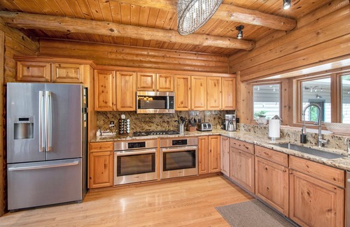 Fennville Cottage | Waterfront Custom Log Home, minutes to Saugatuck/Douglas!