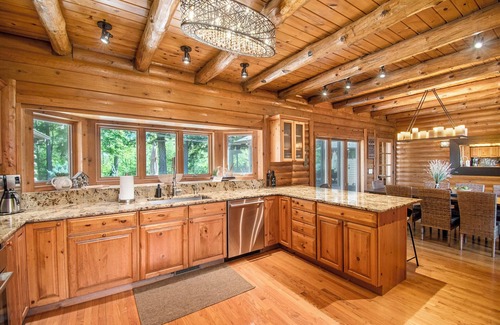 Fennville Cottage | Waterfront Custom Log Home, minutes to Saugatuck/Douglas!