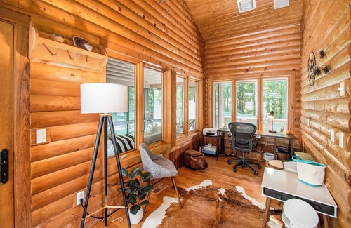 Fennville Cottage | Waterfront Custom Log Home, minutes to Saugatuck/Douglas!