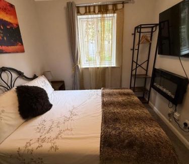 Docklands House | Waterfront double room with fireplace in the heart of Royal Docks
