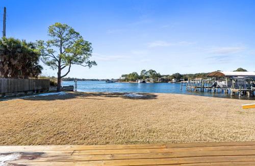 East Cobb House | Waterfront Escape 3BR Townhome Pet-Friendly Sleeps 8