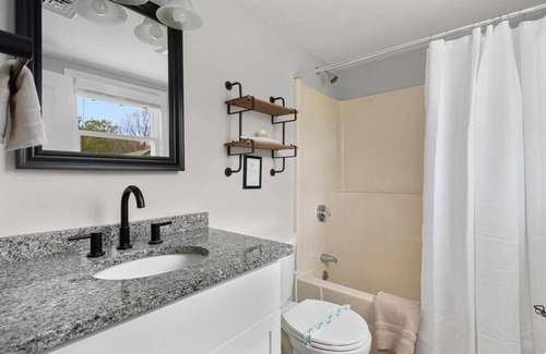 Portsmouth House | Waterfront Family Cottage w/ Private Beach