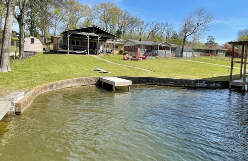 Lakeland House | Waterfront! Firepit~3 King bedrms~playroom~kayaks~near restaurants