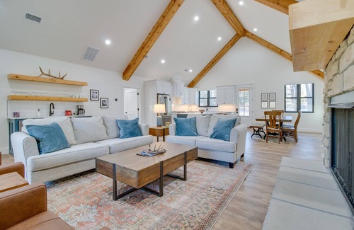 Flippin House | Waterfront Flippin Retreat w/White River Access!