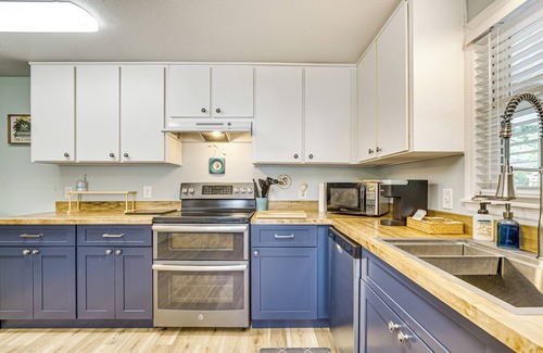Weeki Wachee Gardens House | Waterfront Florida Abode w/Deck, Grill & Fire Pit