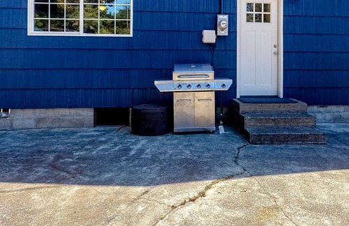 Port Orford House | Waterfront Gem w/ Deck, Private Dock & Hot Tub, Free WiFi & Full Kitchen