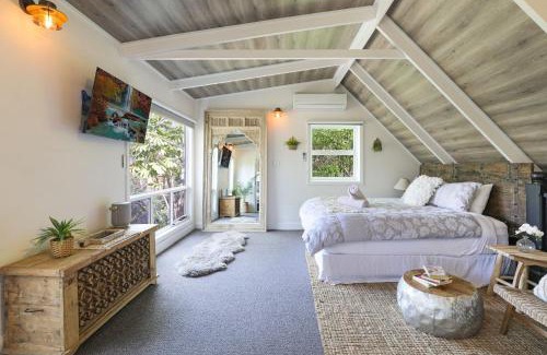 St. Georges Basin House | Waterfront Getaway, Pet Friendly & 1 Night Stays!