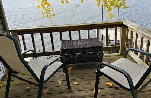Valois Apartment | Waterfront Getaway. Amazing views,, Minimum 3 nights. Sleeps 2