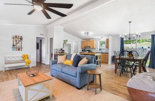 Willis House | Waterfront getaway w/boat dock, kayaks & games
