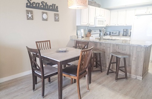 Gulf Shores Condo | Waterfront getaway w/gorgeous beach views & an outdoor pool!