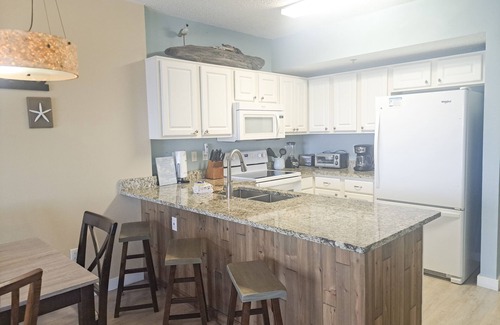 Gulf Shores Condo | Waterfront getaway w/gorgeous beach views & an outdoor pool!