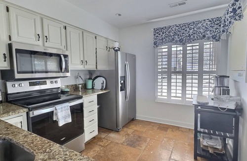 Caine Woods House | Waterfront Getaway-walk to beach and local favorites!