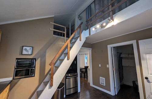 Gold Bar Cabin | Waterfront guest house nwith WiFi, AC, Hot tub, Sauna.nPet friendly.