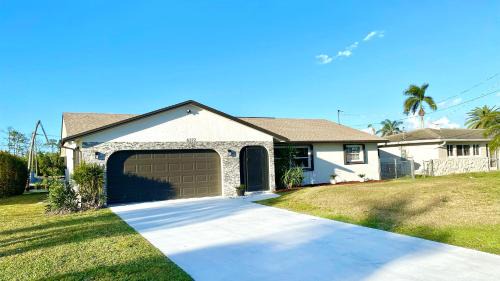 Biggar House | Waterfront Gulf Gateway: Pool/Dock/Grill/Gameroom