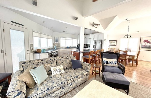 Town Bank House | Waterfront Haven for Friends and Family Gatherings