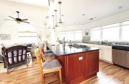 Town Bank House | Waterfront Haven for Friends and Family Gatherings