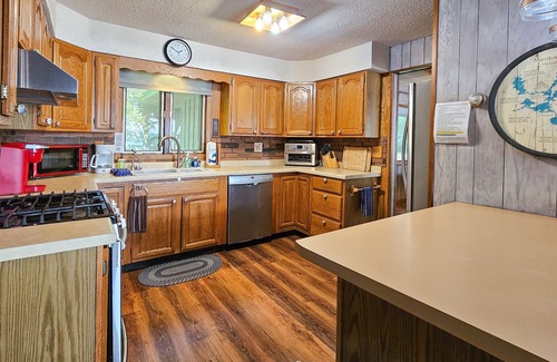 Boulder Junction Cabin | Waterfront home between 2 lakes w/heated porch, dock & kayaks