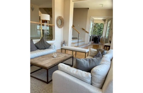 Hastings House | Waterfront home close to downtown
