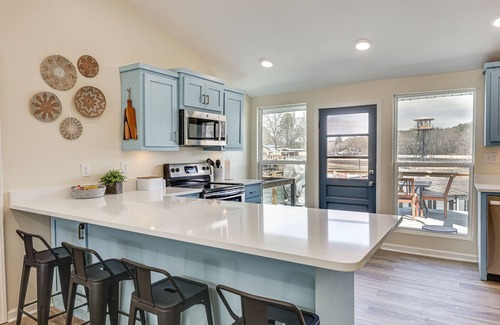 Royal House | Waterfront Home on Lake Hamilton w/Dock & 2 Decks