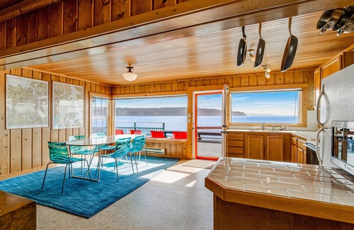 Gig Harbor House | Waterfront Home on Puget Sound w/Stunning Mount Rainier View, Deck, & Bunkhouse