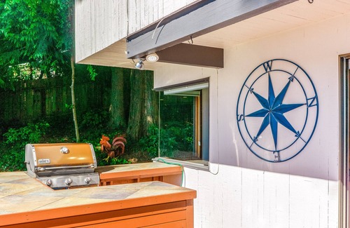 Rollingbay House | Waterfront Home on Puget Sound w/ Gourmet Kitchen, Deck & Wood Stove - Dogs OK!