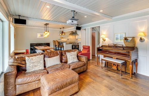 Bellingham House | Waterfront Home on Lake Samish w/Hot Tub & Dock!