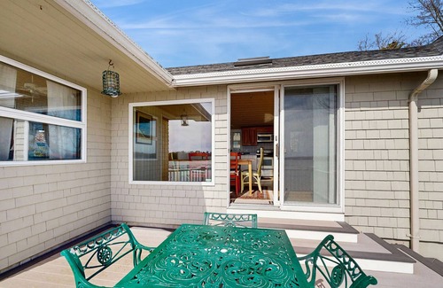 Freeport Cottage | Waterfront home with furnished deck, ocean views, & full kitchen