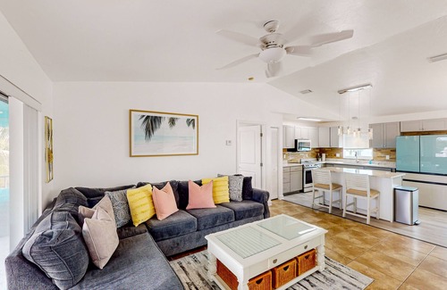 Summerland Key House | Waterfront home with boat/canal access, screened lanai, & renovated interior