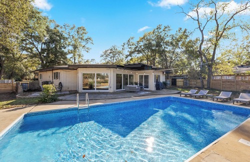 Mobile House | Waterfront Home w/Pool, RV Hookup, & River View