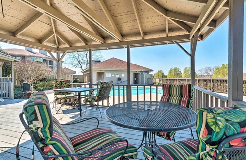 Lake Hamilton Apartment | Waterfront Hot Springs Condo: Pool, Hot Tub Access