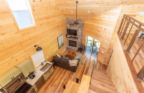 Gatlinburg Cabin | Waterfront/Hot Tub/.7 Miles 2 DwTn Gatlinburg