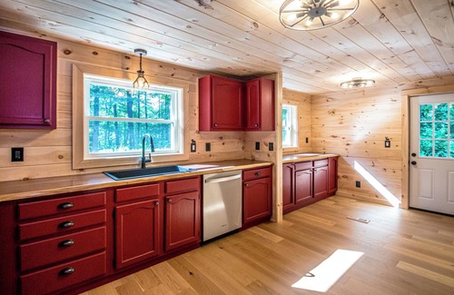 Conway House | Waterfront! HotTub-Kayak-On Snowmobile Trail-Massage chair-Sauna-On Hiking Trail