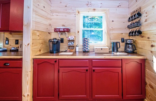 Conway House | Waterfront! HotTub-Kayak-On Snowmobile Trail-Massage chair-Sauna-On Hiking Trail