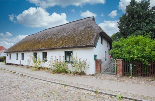 Wiek House | Waterfront house with terrace and garden - Ferienhaus Storchennest Haus R