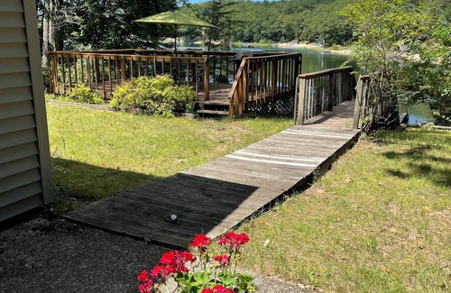 Baldwin House | Waterfront House on Peaceful Private Lake
