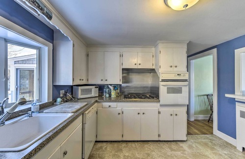 Hyannis Port Cottage | Waterfront Hyannis Gem: Walk to Hyannis Port Beach