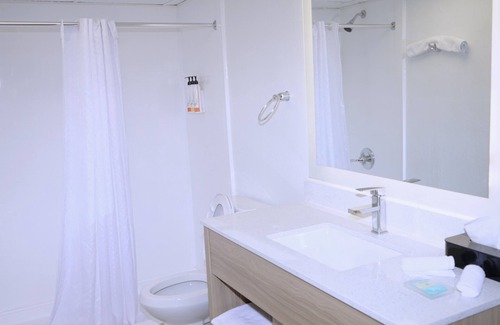 Essington Hotel | Waterfront Inn PHL Airport