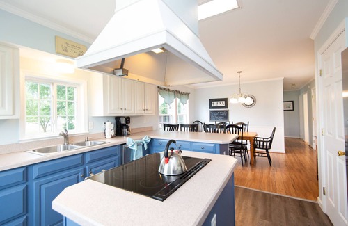 Fishing Creek House | Waterfront Insta-Worthy Sunsets! 5BR w/Bikes , Kayaks and 🐾 Friendly