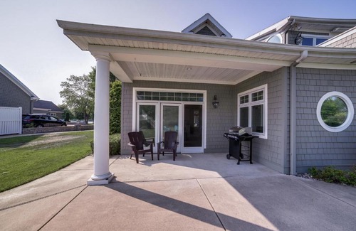 Horton House | Waterfront Jackson Mansion Patio, Grill, Dock!