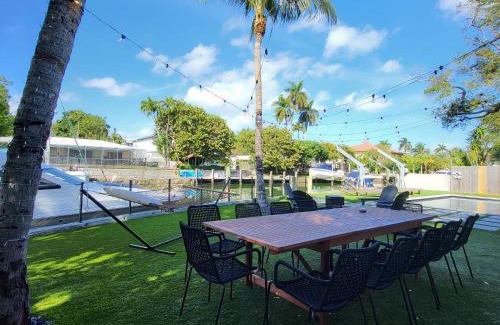 Seybold House | Waterfront - Kayak & Paddleboards - Firepit - Pool