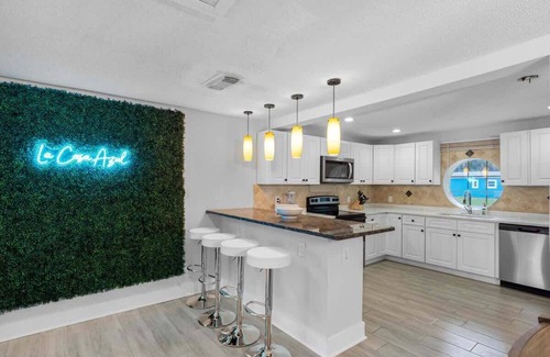 Tampa House | Waterfront, kayaks, new pool, amenities galore!