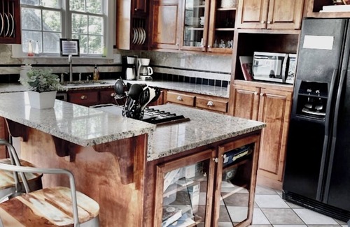Guntersville House | WATERFRONT kayaks, paddleboat & Beautiful Mountain Views, convenient to shopping