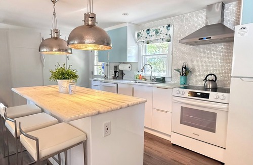 South Yarmouth House | WATERFRONT Kayaks & SUP’s ★ Pet friendly ★ HOT TUB ★ Firepit & FPL★ King bed