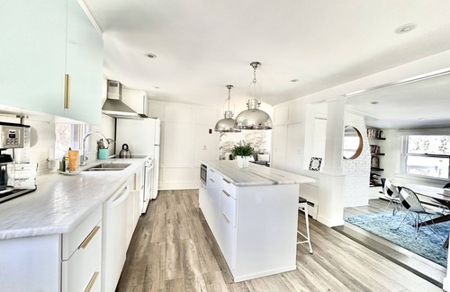 South Yarmouth House | WATERFRONT Kayaks & SUP’s ★ Pet friendly ★ HOT TUB ★ Firepit & FPL★ King bed
