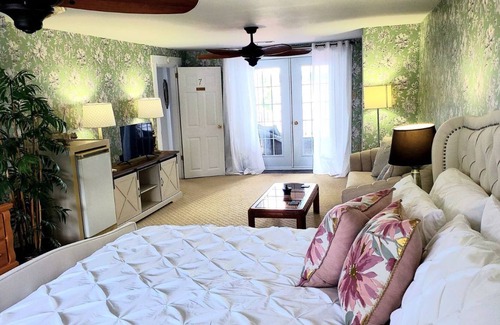 St. Andrews House | Waterfront King Suite, private balcony in the heart of St. Andrews