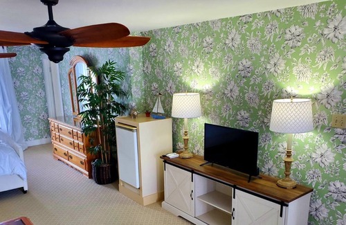 St. Andrews House | Waterfront King Suite, private balcony in the heart of St. Andrews