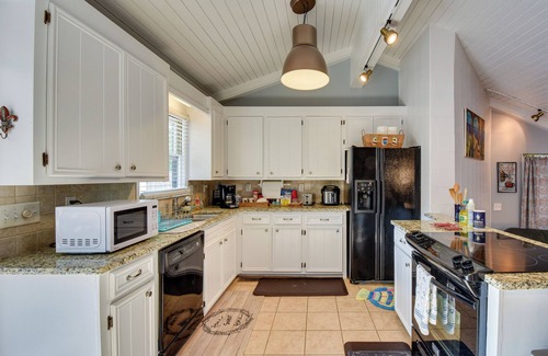 Townville House | Waterfront Lake Hartwell Vacation Rental w/Dock!