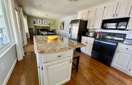 Conover Cottage | Waterfront Lake Hickory Cottage with Sandy Beach and Screen Porch.